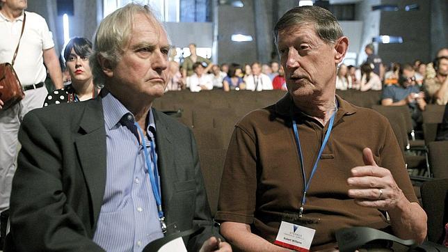 El biólogo Richard Dawkins (izda.) y Robert Willians, consejero de Starmus, charlan antes del inicio de la segunda jornada del festival