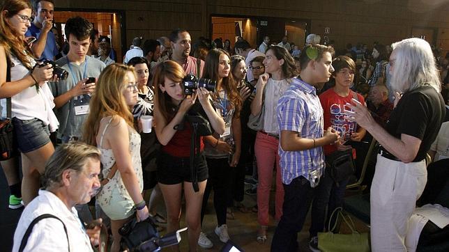 El físico John Ellis habla con un grupo de los muchos asistentes al festival Starmus