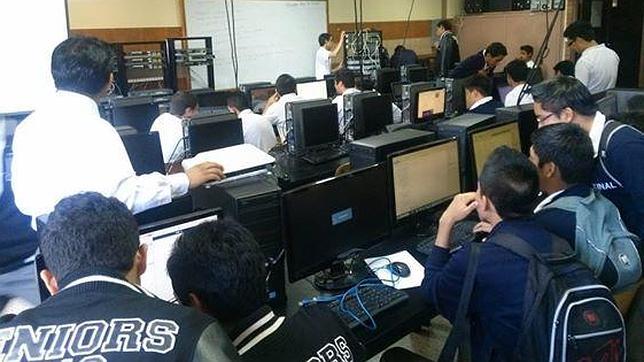 Alumnos del Centro Educativo Técnico Laboral Kinal en Guatemala