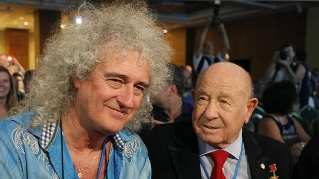 El cosmonauta Alexei Leonov (dcha.) junto al astrofísico y músico Brian May durante la apertura del festival científico Starmus