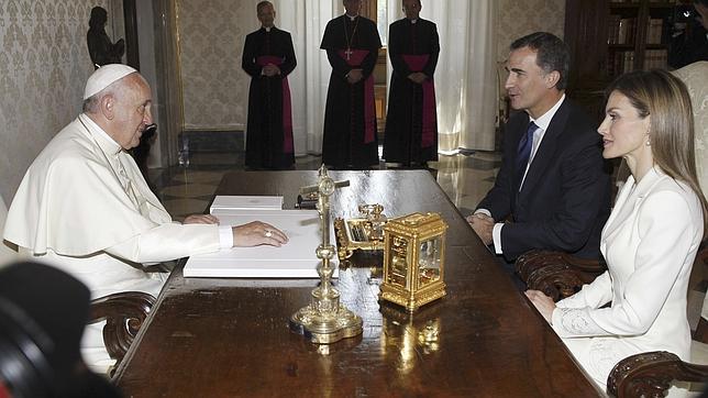 Los Reyes de España conversan con el Papa Francisco durante la audiencia privada