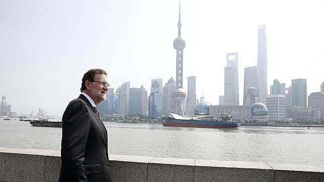 Mariano Rajoy, ayer en el malecón fluvial conocido como el Bund, en el corazón histórico de Shanghái