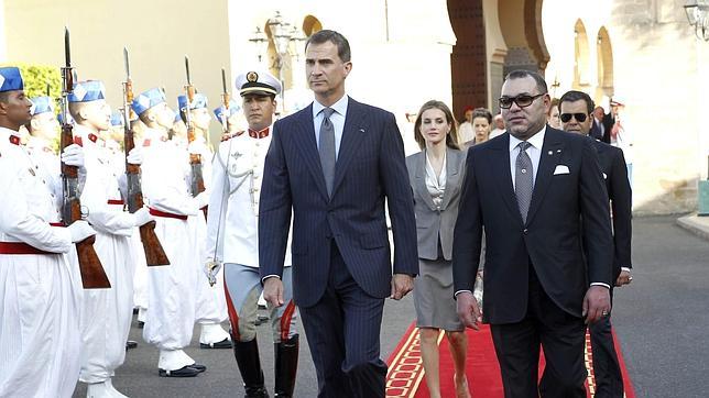 El Rey de Marruecos, Mohamed VI, con los Reyes Felipe VI y Letizia a su llegada al Palacio Real de Rabat