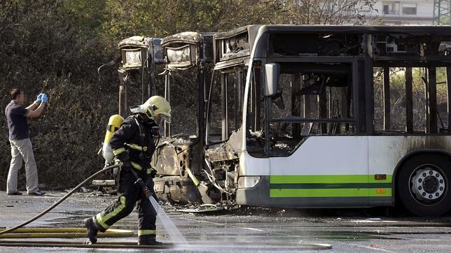 Queman tres autobuses en Baracaldo, coincidiendo con el «gudari eguna»