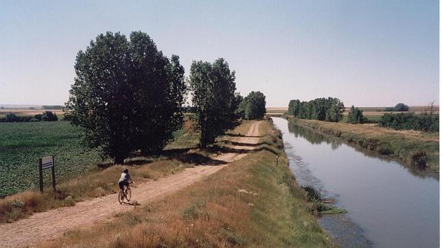 El Canal de Castilla es un reclamo para muchos ciclistas