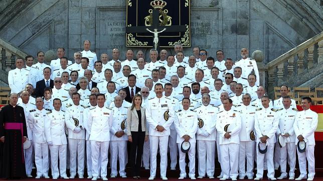 El Rey, «uno más» en las bodas de plata de su promoción de la Armada en Marín