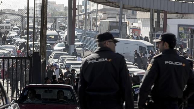 Dos policías nacionales en la frontera con Marruecos en Beni Ensa