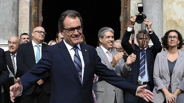 Artur Mas celebra la firma de la convocatoria del 9 de noviembre