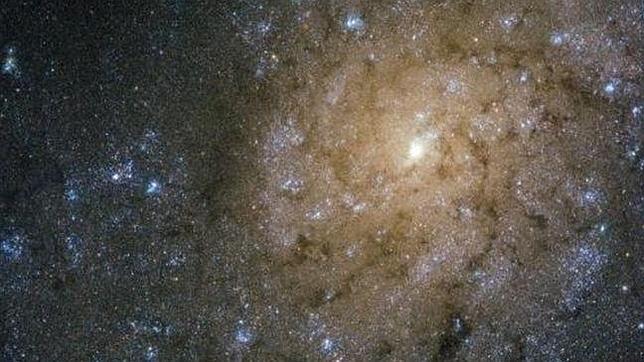 Captan la imagen de una galaxia espiral con un micro-cuásar en su disco