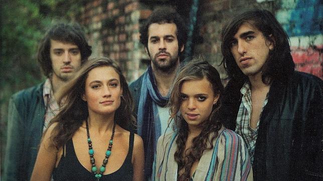 Crystal Fighters vuelven a subirse a los escenarios tras la muerte de su batería