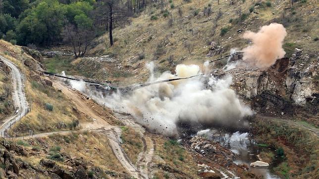 Derriban la presa de Robledo de Chavela para recuperar el entorno del río Cofio