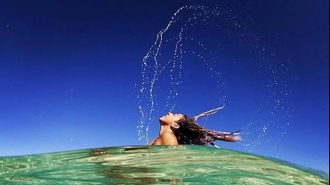 Coco Ho: la surfista que se convirtió en modelo tras posar desnuda sobre las olas
