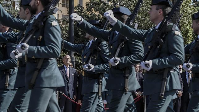 La Guardia Civil iza en Valencia la bandera nacional en honor a su patrona