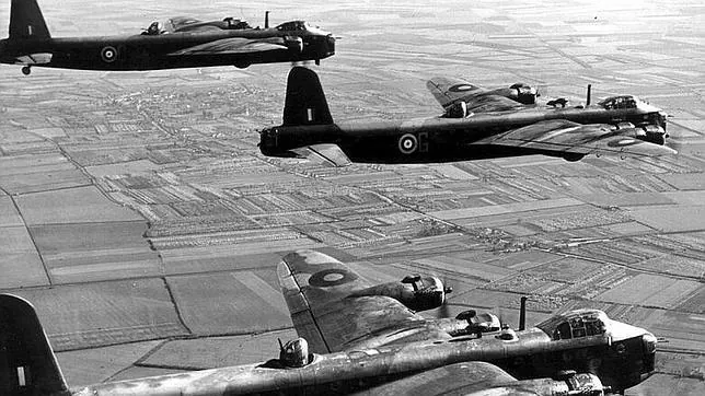 Bombarderos de la fuerza aérea británica comenzaron sus incursiones sobre el ‘Reich’ lanzando folletos de propaganda en lugar de bombas