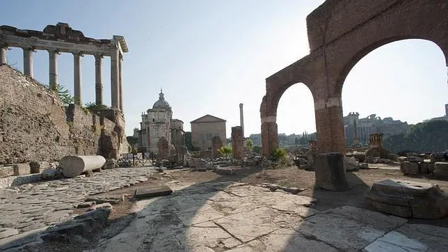 La antigua calzada «Vicus Lugarius» se halla delante de la Basílica Giulia en los Foros Imperiales