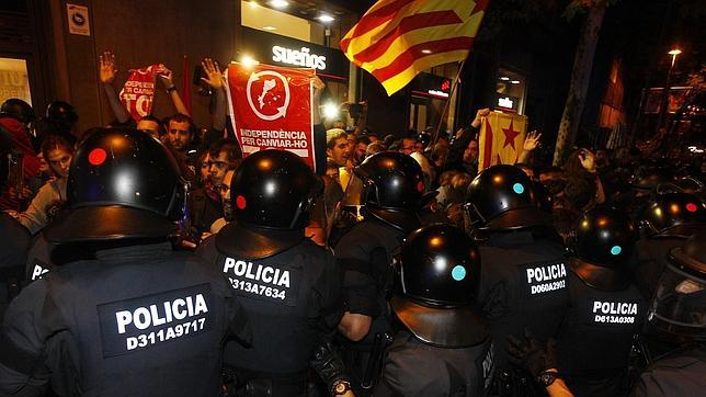 Los Mossos disuelven una acampada independentista frente a la Delegación del Gobierno