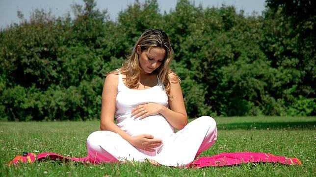 Cospedal anuncia «becas-mamá» con ayudas directas a las mujeres embarazadas