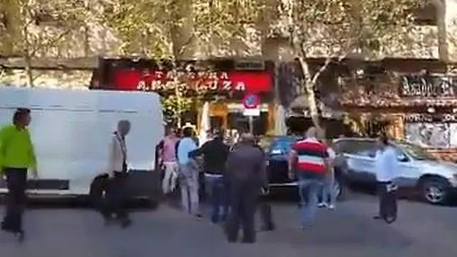 Espectacular vídeo de una pelea de tráfico a raquetazos en Plaza de Castilla