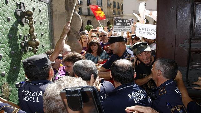 El PP cierra filas con Castedo ante el acoso de los grupos de izquierda