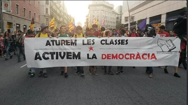 Unos 500 universitarios se manifiestan en Barcelona contra la suspensión del 9N