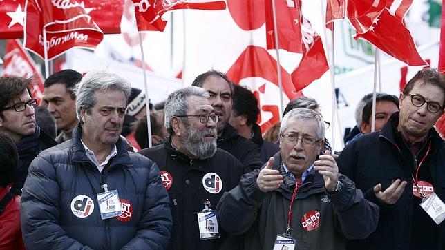 El secretario general de UGT en Madrid, José Ricardo Martínez, a la izquierda en la primera línea de esta foto