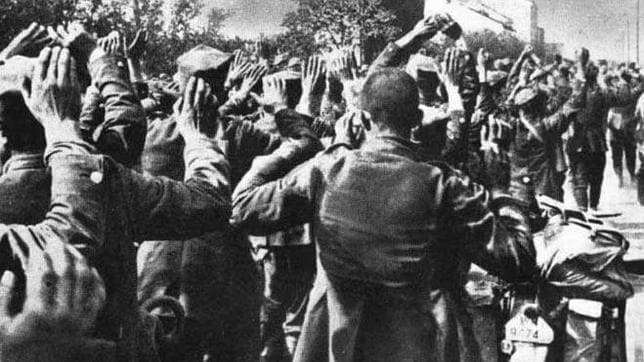 Los soldados polacos abandonan sus armas y se entregan a las fuerzas alemanas