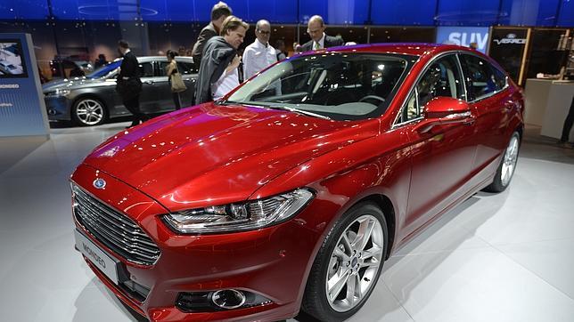 Imagen del nuevo Ford Mondeo durante su presentación en el Salón del Automóvil de París