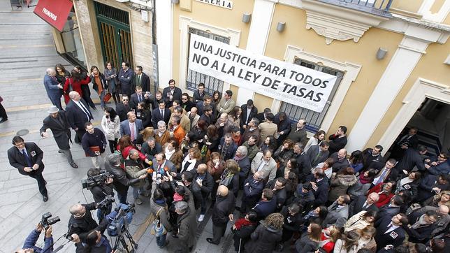 El dilema del ministro Catalá: qué hacer con las tasas judiciales