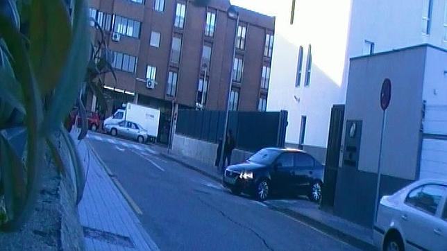 El líder del PSM , abandona las dependencias municipales en el coche oficial.