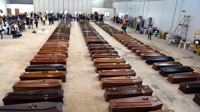 Imagen del 5 de octubre de 2013, donde aparecen los ataúdes de las víctimas de la tragedia situadas en fila en el aeropuerto de Lampedusa