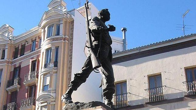 La estatua de Eloy Gonzalo, el protagonista de la plaza del Cascorro