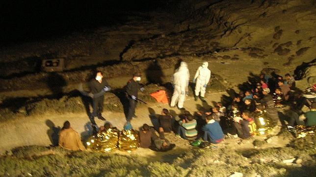 Rescatados 33 inmigrantes en la Isla de Alborán