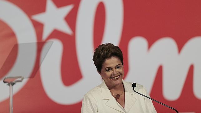 Rousseff gana en Brasil y disputará la segunda vuelta con Aécio Neves