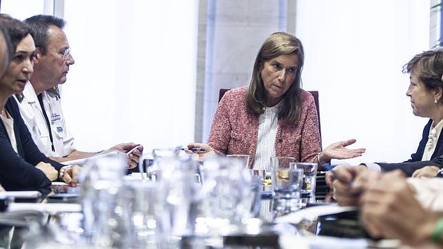 Ana Mato preside un gabinete de crisis por un caso de ébola en España