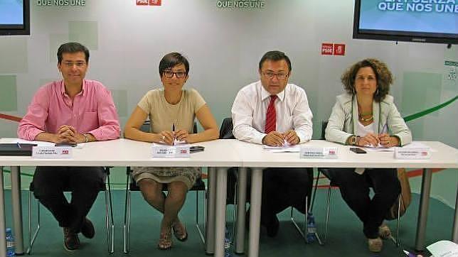 Miembros de la ejecutiva socialista, con María Gámez y Heredia, en el centro