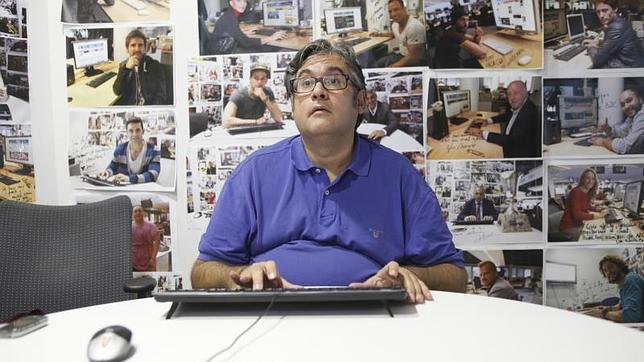 El escritor Juan Manuel de Prada durante su encuentro digital con los lectores de ABC.es