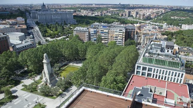 La plaza de España tendrá un paso peatonal en Bailén y menos carriles