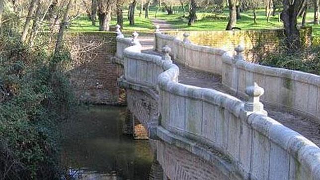 El puente fue construido en el parque de la Casa de Campo, sobre el cauce del arroyo de Meaques
