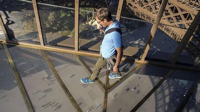 La Torre Eiffel inaugura un suelo de cristal de vértigo