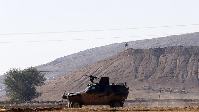 La bandera negra yihadista cerca de Kobani, en una imagen tomada desde territorio turco