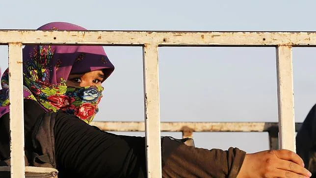 Una mujer kurda sale de Kobani