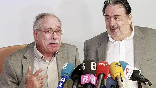 Camilo José Cela Conde, junto a su abogado, Miquel Capellá