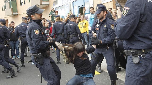 La Policía empieza a desalojar al medio centenar de personas concentradas para «salvar» a Excálibur