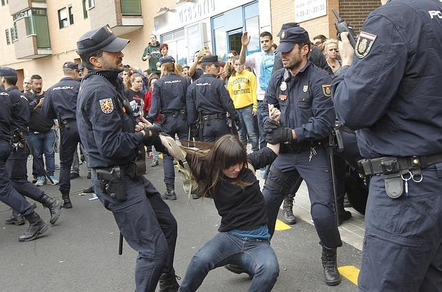 Cien personas exigen que no se sacrifique al perro de la auxiliar contagiada con ébola