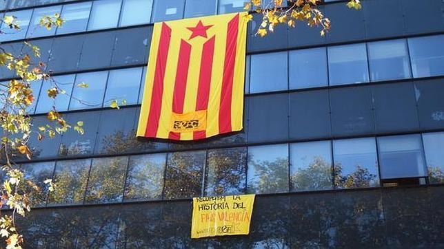 Banderas catalanistas en la fachada de la Universidad de Valencia