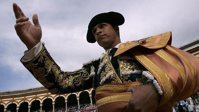 El Juli explica a los niños cómo se viste un torero