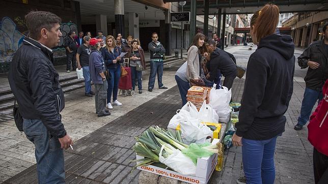 Los neonazis desalojados del Hogar Social vuelven a repartir comida en pleno Azca