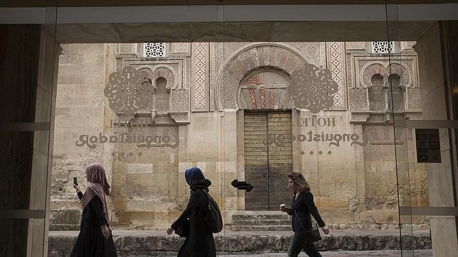 La plataforma anuncia sin permiso a Nieto en un foro sobre la Mezquita