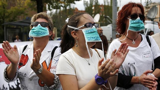 Los compañeros de Teresa la notaron nerviosa después de quitarse el traje del ébola