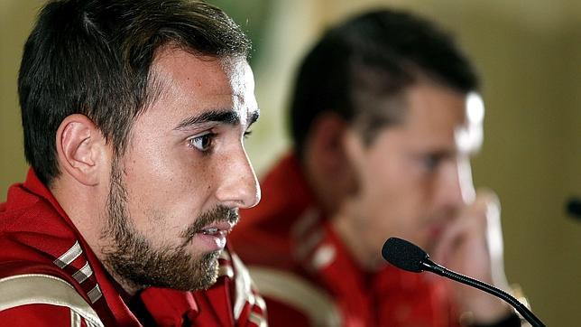 Alcácer y Azpilicueta dan la cara